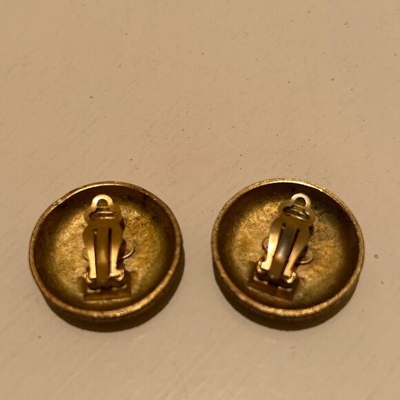 Vintage Chanel CC Logo Clip On Earrings Gold Tone Circle Logo Luxury Old Money - Picture 3 of 10